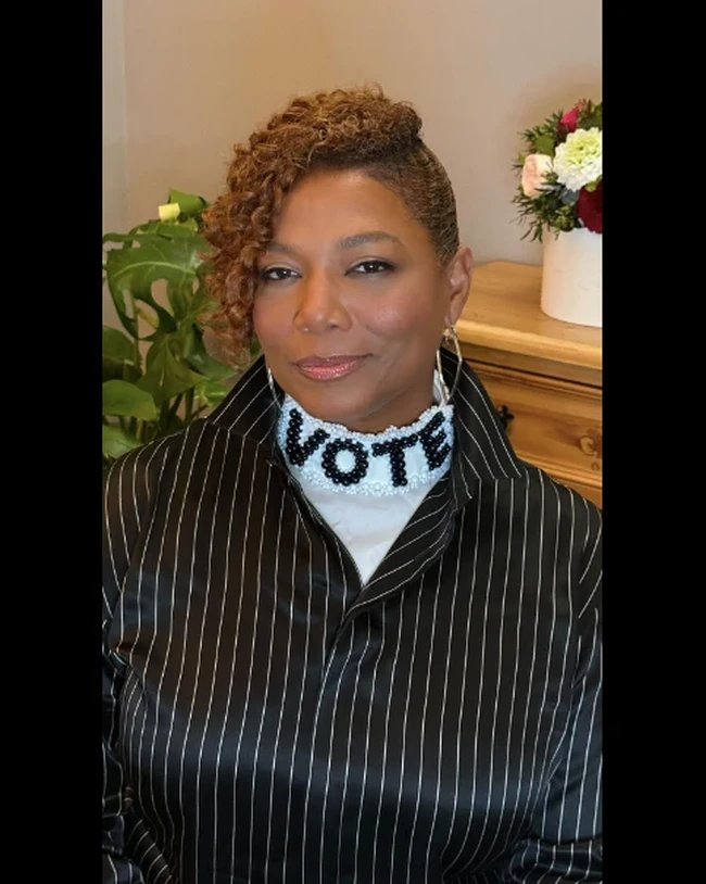 Rapper dan aktris legendaris Queen Latifah menulis keterangan panjang tentang keputusannya untuk memilih Kamala Harris. Dia memamerkan foto dirinya mengenakan turtleneck yang bertuliskan Vote di kerah. “Kita punya DIA, Kamala Harris, seorang pemimpin yang terbukti, seorang pelayan publik yang berpengetahuan luas dan berdedikasi seumur hidup untuk rakyat, serta seorang manusia yang penuh kasih dengan kekuatan untuk memimpin dan mengelola pemerintahan kita yang menempatkan kebutuhan semua orang Amerika di atas segalanya. Seorang kandidat dengan rencana terperinci untuk membawa kita maju,” tulisnya Foto: Dok. Instagram