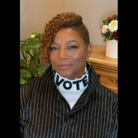 Rapper dan aktris legendaris Queen Latifah menulis keterangan panjang tentang keputusannya untuk memilih Kamala Harris. Dia memamerkan foto dirinya mengenakan turtleneck yang bertuliskan Vote di kerah. “Kita punya DIA, Kamala Harris, seorang pemimpin yang terbukti, seorang pelayan publik yang berpengetahuan luas dan berdedikasi seumur hidup untuk rakyat, serta seorang manusia yang penuh kasih dengan kekuatan untuk memimpin dan mengelola pemerintahan kita yang menempatkan kebutuhan semua orang Amerika di atas segalanya. Seorang kandidat dengan rencana terperinci untuk membawa kita maju,” tulisnya Foto: Dok. Instagram