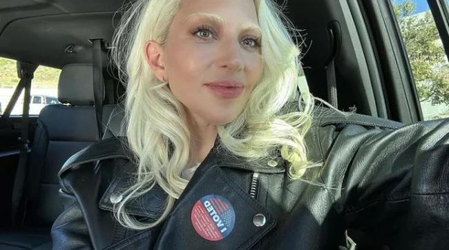 Lady Gaga mengunggah foto selfie berada di dalam mobil usai ‘nyoblos’ pada Pemilu AS. Dia tampak memakai stiker I Voted.’ Saya sudah memilih! Ayo lakukan ini! tulisnya pada keterangan unggahannya di media sosial. Foto: Dok. Instagram