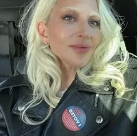Lady Gaga mengunggah foto selfie berada di dalam mobil usai ‘nyoblos’ pada Pemilu AS. Dia tampak memakai stiker I Voted.’ Saya sudah memilih! Ayo lakukan ini! tulisnya pada keterangan unggahannya di media sosial. Foto: Dok. Instagram