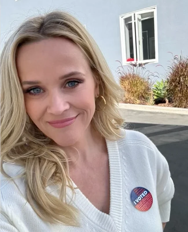 Aktris Reese Witherspoon selfie dengan tersenyum ke kamera usai memberikan suaranya pada Pemilu AS. Memakai atasan putih, stiker I Voted juga tertempel di bajunya. Bintang Leggaly Blonde itu mendukung Kamala Harris sebagai Presiden Amerika Serikat. Foto: Dok. Instagram