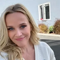 Aktris Reese Witherspoon selfie dengan tersenyum ke kamera usai memberikan suaranya pada Pemilu AS. Memakai atasan putih, stiker I Voted juga tertempel di bajunya. Bintang Leggaly Blonde itu mendukung Kamala Harris sebagai Presiden Amerika Serikat. Foto: Dok. Instagram