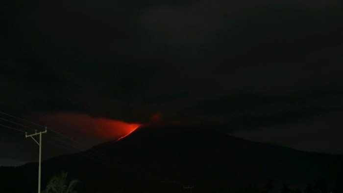 Gunung Lewotobi Laki-laki di Flores Timur, Nusa Tenggara Timur (NTT), kembali meletus pada pukul 18.57 Wita, Rabu (6/11/2024). (Foto: Istimewa)