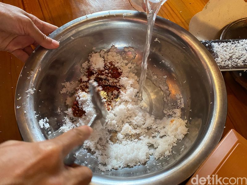 Gurih Pedas Pecel Pithik, Makanan Ritual Warga Desa Kemiren