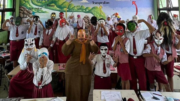 Guru kelas 6 SD Negeri Sememi 1 Surabaya, Intan Kusumaningrum SPd bersama siswanya memakai topeng saat ujian matematika.