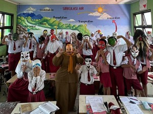 Fakta Siswa dan Guru di Surabaya Pakai Topeng Saat Ujian Bikin Ngakak