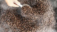 Industri rumahan tersebut mengolah biji kopi khas Kalimantan Tengah yang dikomposisikan dengan rempah-rempah sebagai oleh-oleh khas Kalteng. 
