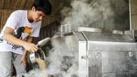 Pelaku usaha Raya Sadianor mengolah biji kopi dengan rempah-rempah di industri rumahan Indu Kuh Coffe, Palangka Raya, Kalimantan Tengah, Rabu (6/11/2024).