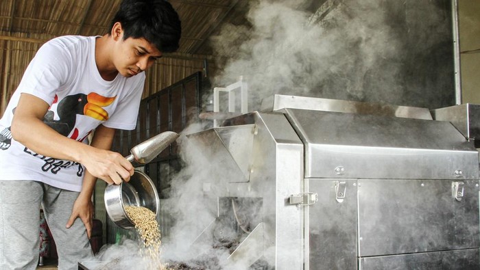 Harum Nikmat Kopi Rempah Khas Kalimantan Tengah Pelaku usaha Raya Sadianor mengolah biji kopi dengan rempah-rempah di industri rumahan Indu Kuh Coffe, Palangka Raya, Kalimantan Tengah, Rabu (6/11/2024). Industri rumahan tersebut mengolah biji kopi khas Kalimantan Tengah yang dikomposisikan dengan rempah-rempah sebagai oleh-oleh khas Kalteng yang telah dipasarkan ke berbagai daerah seperti Jogja, Papua, dan Kepulauan Riau dengan harga jual Rp35 ribu per kemasan. ANTARA FOTO/Auliya Rahman/foc.