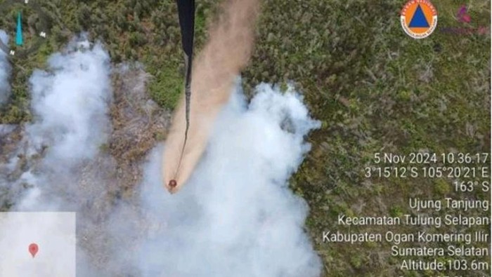 Helikopter water bombing yang memadamkan karhutla di Tulung Selapan terkendala cuaca buruk