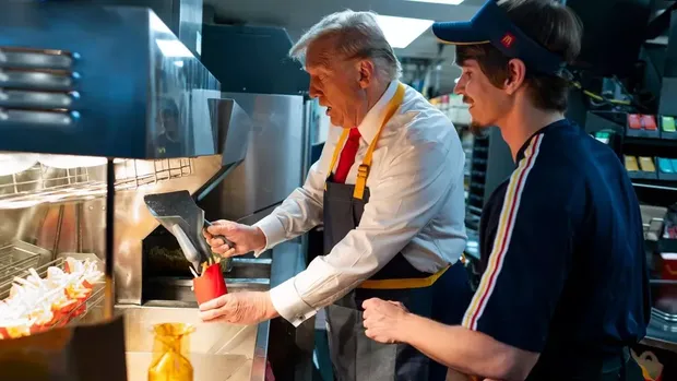 Ikuti Pola Makan Donald Trump Seharian, Pria Ini Hampir Muntah