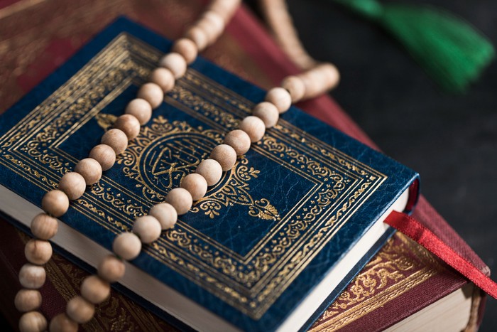 Ilustrasi mengaji ayat Alquran. Al-quran.