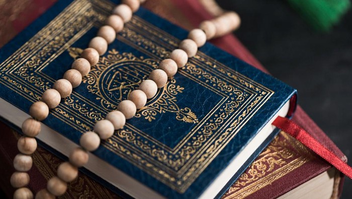 Ilustrasi mengaji ayat Alquran. Al-quran.