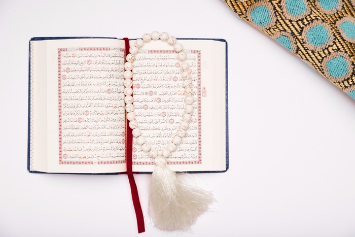 Ilustrasi mengaji ayat Alquran. Al-quran.