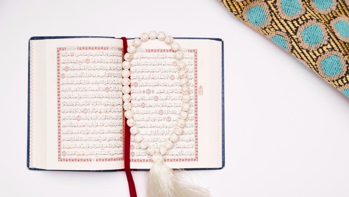 Ilustrasi mengaji ayat Alquran. Al-quran.