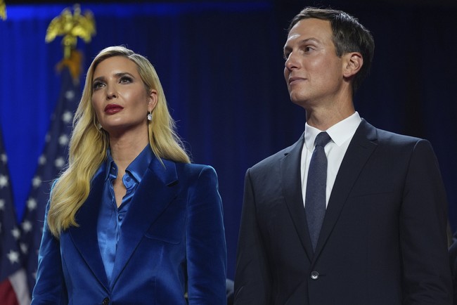 Ivanka Trump menata rambutnya belah pinggir dan dibuat bergelombang halus. Wajahnya dipulas makeup bold dengan smokey eyes dan lipstik merah rubi. Foto: AP/Evan Vucci