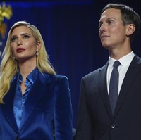 Ivanka Trump menata rambutnya belah pinggir dan dibuat bergelombang halus. Wajahnya dipulas makeup bold dengan smokey eyes dan lipstik merah rubi. Foto: AP/Evan Vucci