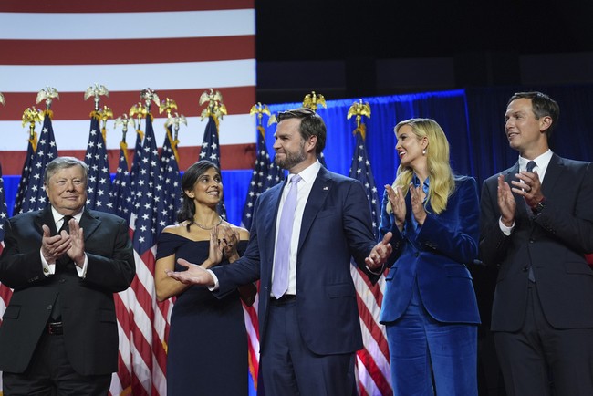 Putri Donald Trump, Ivanka Trump, tampil di panggung pada malam Pilpres 2024, Rabu (6/11/2024). Ivanka dan suaminya, Jared Kushner, menyaksikan sang ayah pidato kemenangan di Palm Beach Convention Center, Florida. Foto: AP/Evan Vucci
