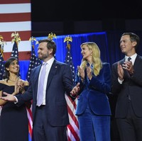 Putri Donald Trump, Ivanka Trump, tampil di panggung pada malam Pilpres 2024, Rabu (6/11/2024). Ivanka dan suaminya, Jared Kushner, menyaksikan sang ayah pidato kemenangan di Palm Beach Convention Center, Florida. Foto: AP/Evan Vucci