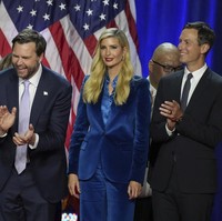 Penampilan Ivanka Trump mencuri perhatian dengan busana mentereng. Pengusaha 43 tahun ini tampak mengenakan setelan jas beludru biru kobalt, dipadukan dengan kemeja satin warna senada. Foto: AP/Evan Vucci