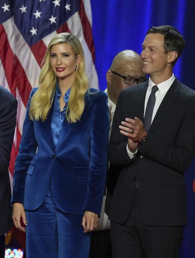 Penampilan Ivanka Trump mencuri perhatian dengan busana mentereng. Pengusaha 43 tahun ini tampak mengenakan setelan jas beludru biru kobalt, dipadukan dengan kemeja satin warna senada. Foto: AP/Evan Vucci