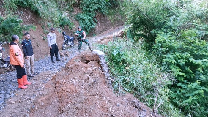 Jalan longsor di Kabupaten Sukabumi.