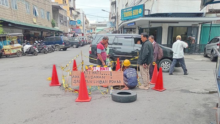 Jalan nyaris ambles di Medan karena kerusakan saluran limbah. (Ahmad Zacky Parinduri/detikSumut)