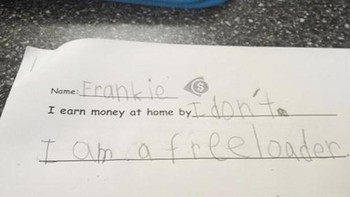 Nggak, aku nggak cari uang. Aku mah nebeng doang. Foto: via Bored Panda