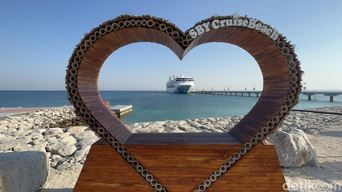 Kapal Pesiar Resorts World One di Sir Bani Yas Abu Dhabi