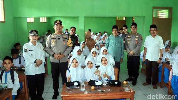 Kapolres Sukabumi Bagikan Makan Siang Bergizi ke 200 Pelajar sebagai upaya mencegah stunting