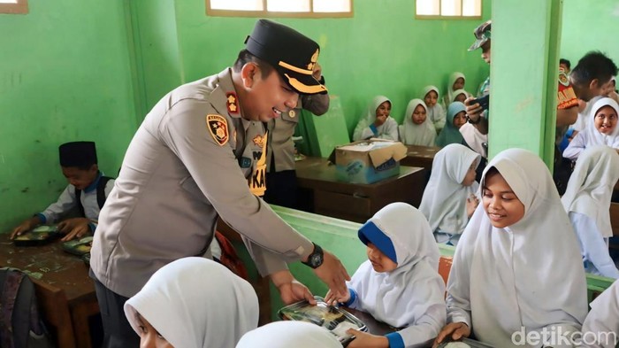 Kapolres Sukabumi Bagikan Makan Siang Bergizi ke 200 Pelajar sebagai upaya mencegah stunting