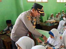 Tekan Stunting, Kapolres Sukabumi Bagikan Makan Siang Bergizi ke 200 Pelajar