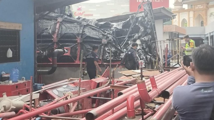 Kebakaran tangki di belakang PLN SJ2B Palembang