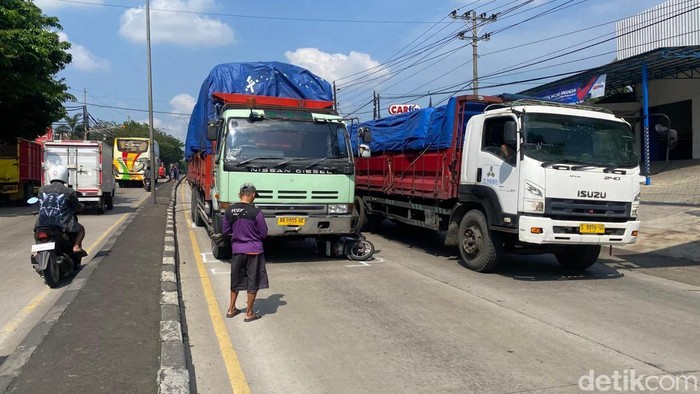 Kecelakaan yang melibatkan truk dengan motor di Jalan Sumoharjo, Kelurahan Mangkang Kulon, Kecamatan Tugu, Kota Semarang, Rabu (6/11/2024).