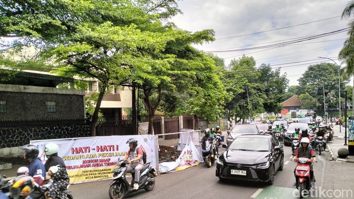 Kemacetan di Jalan Perintis Kemerdekaan, Kota Bandung gegara proyek ducting