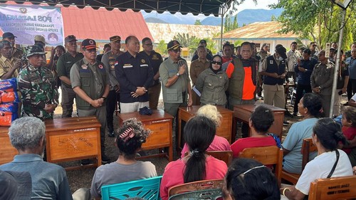 Kepala BNPB Suharyanto berdialog dengan warga di lokasi pengungsian erupsi Gunung Lewotobi Laki-laki di Flores Timur, NTT.