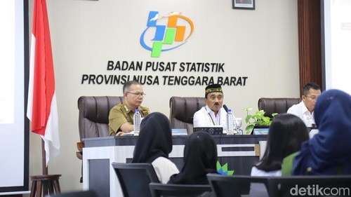 Kepala BPS NTB Wahyudin (tengah) saat melakukan rilis di kantor BPS NTB di Mataram, Selasa (5/11/2024). (Nathea Citra/detikBali)