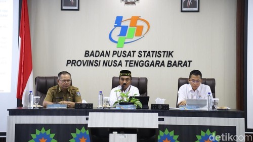 Kepala BPS NTB Wahyudin (tengah) saat menjelaskan ekonomi NTB Triwulan III 2024 yang mengalami pertumbuhan 0,23 persen di kantor BPS NTB, Mataram, Selasa (5/11/2024). (Nathea Citra/detikBali)