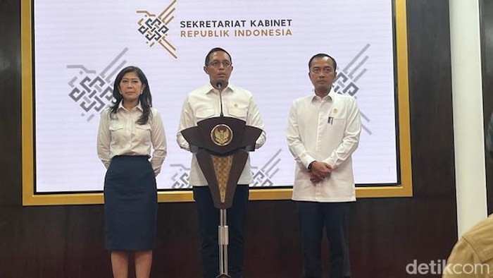 Kepala PCO Hasan Nasbi, Mensesneg Prasetyo Hadi dan Menkomdigi Meutya Hafid