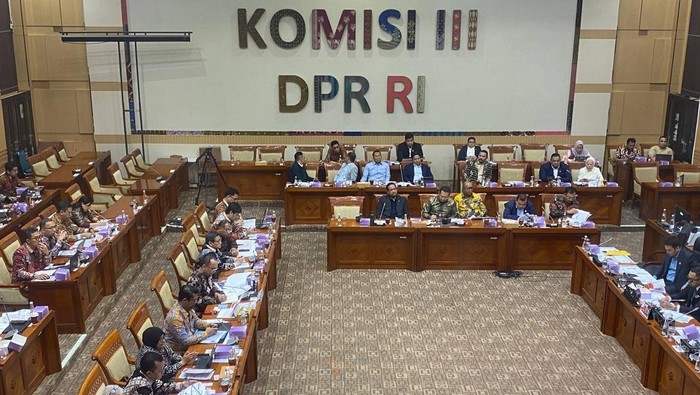 Kepala PPATK, Ivan Yustiavandana, rapat Komisi III DPR di gedung MPR/DPR/DPD RI, Senayan, Jakarta, Rabu (6/11/2024).