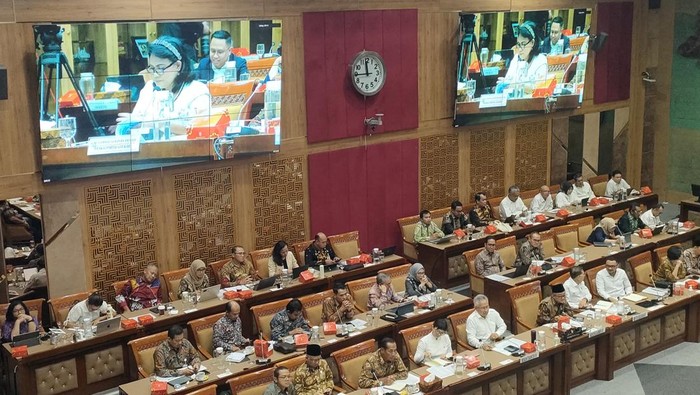 Rapat kerja Komisi X DPR dengan Kemendikdasmen, Kemendiktisaintek, dan Kemenbud, di kompleks parlemen, Senayan, Jakarta Pusat, Rabu (6/11/2024).