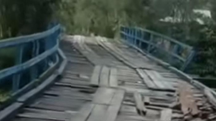 Kondisi jembatan penghubung dua desa di Pinrang nyaris ambruk dan membahayakan pengguna jalan.