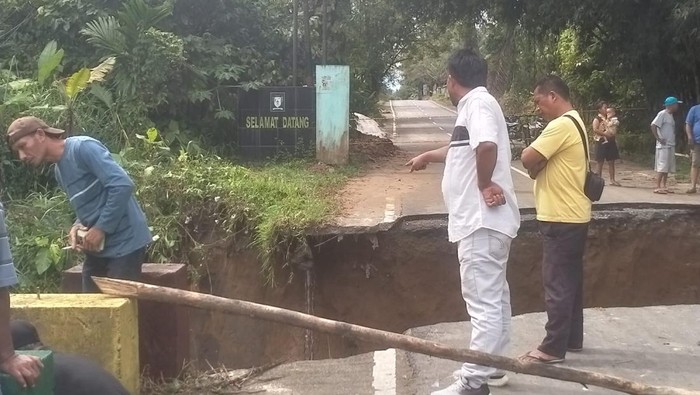 Kondisi jembatan yang rusak.