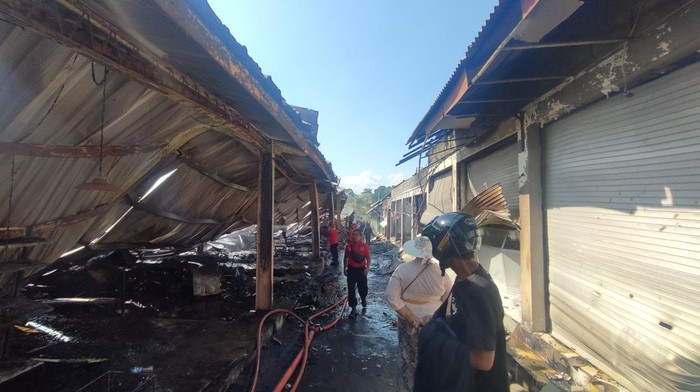 Kondisi Pasar Tradisional Sri Bantas di Banjar Batanduren, Desa Cepaka, Kecamatan Kediri, Tabanan, seusai terbakar pada Rabu (6/11/2024) siang. (Firizqi Irwan/detikBali)
