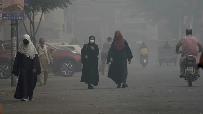 Indeks kualitas udara Lahore mencatat angka di atas 1.000. Kondisi ini dianggap sangat berbahaya, terutama untuk anak-anak.