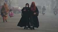 Para siswa berjalan menuju sekolah dengan mengenakan masker saat kabut asap menyelimuti wilayah Lahore, Pakistan, Rabu (6/11/2024). Indeks kualitas udara Lahore mencatat angka di atas 1.000 pada Sabtu, jauh melampaui level 300 yang dianggap berbahaya, menurut data dari IQAir, perusahaan teknologi pemantauan udara.