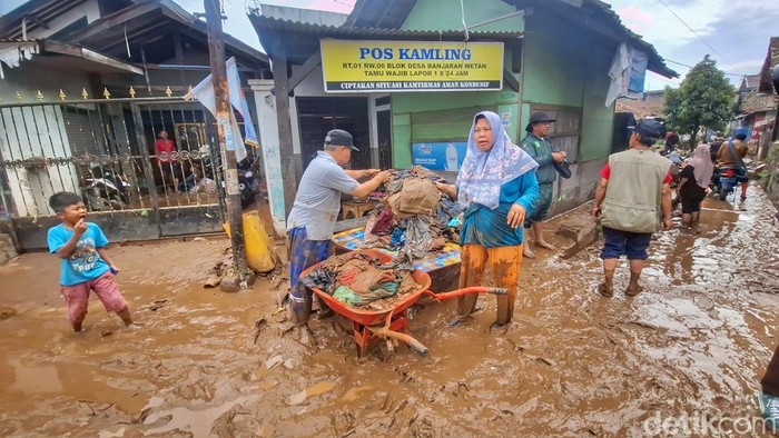 Kondisi warga Banjaran saat melakukan evakuasi lumpur.