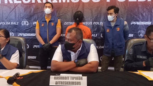 Konferensi pers Ditreskrimsus Polda Bali soal kasus Perbekel atau Kades Bongkasa, Kecamatan Abiansemal, Badung, I Ketut Luki, Rabu (6/11/2024). (Aryo Mahendro/detikBali)