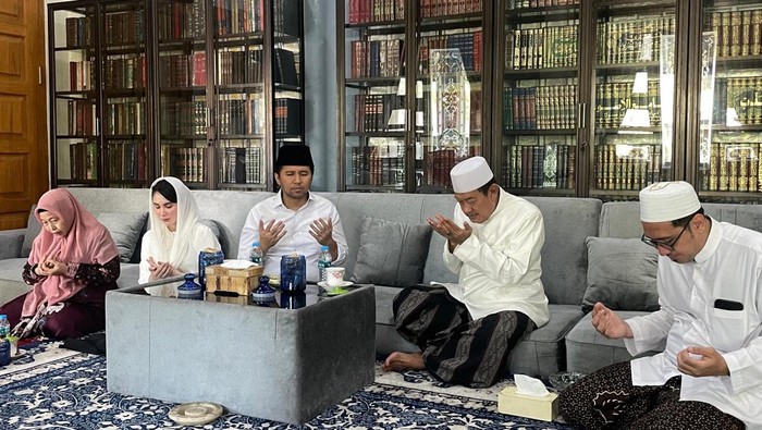 Kunjungi Ponpes Langitan Tuban, Emil Dardak Dapat Doa-Restu dari Kiai Ubaidillah Faqih