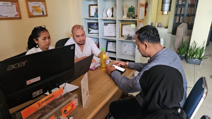 Warga Glagahsari, Umbulharjo, membuat laporan soal dugaan money politic paslon nomor urut 3 di Bawaslu Kota Jogja, Kotegede, Rabu (6/11/2024).